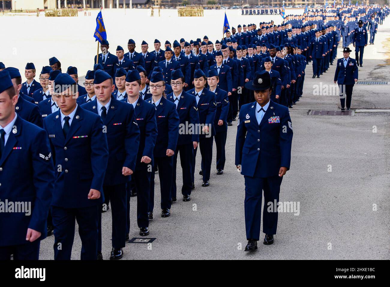 San Antonio, Texas, Stati Uniti. 3rd Mar 2022. Più di 600 Airmen e Guardiani assegnati al 326 Training Squadron si sono laureati il 3 marzo 2022, alla Basic Military Training. Il Gen. Scott Pleus, comandante dell'Air Force del 7th, e il Maestro capo Sgt. Alvin Dyer, capo comando AF 7, ha rivisto la cerimonia. Credit: U.S. Air Force/ZUMA Press Wire Service/ZUMAPRESS.com/Alamy Live News Foto Stock