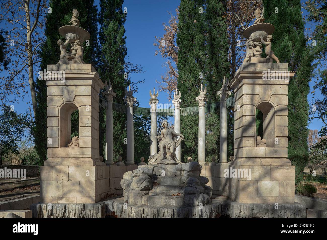 Fontana di Apollo dio della bellezza in cima a un piedistallo in marmo di Carrara in stile rococò nel Giardino del Principe. Aranjuez, Madrid, Europa Foto Stock