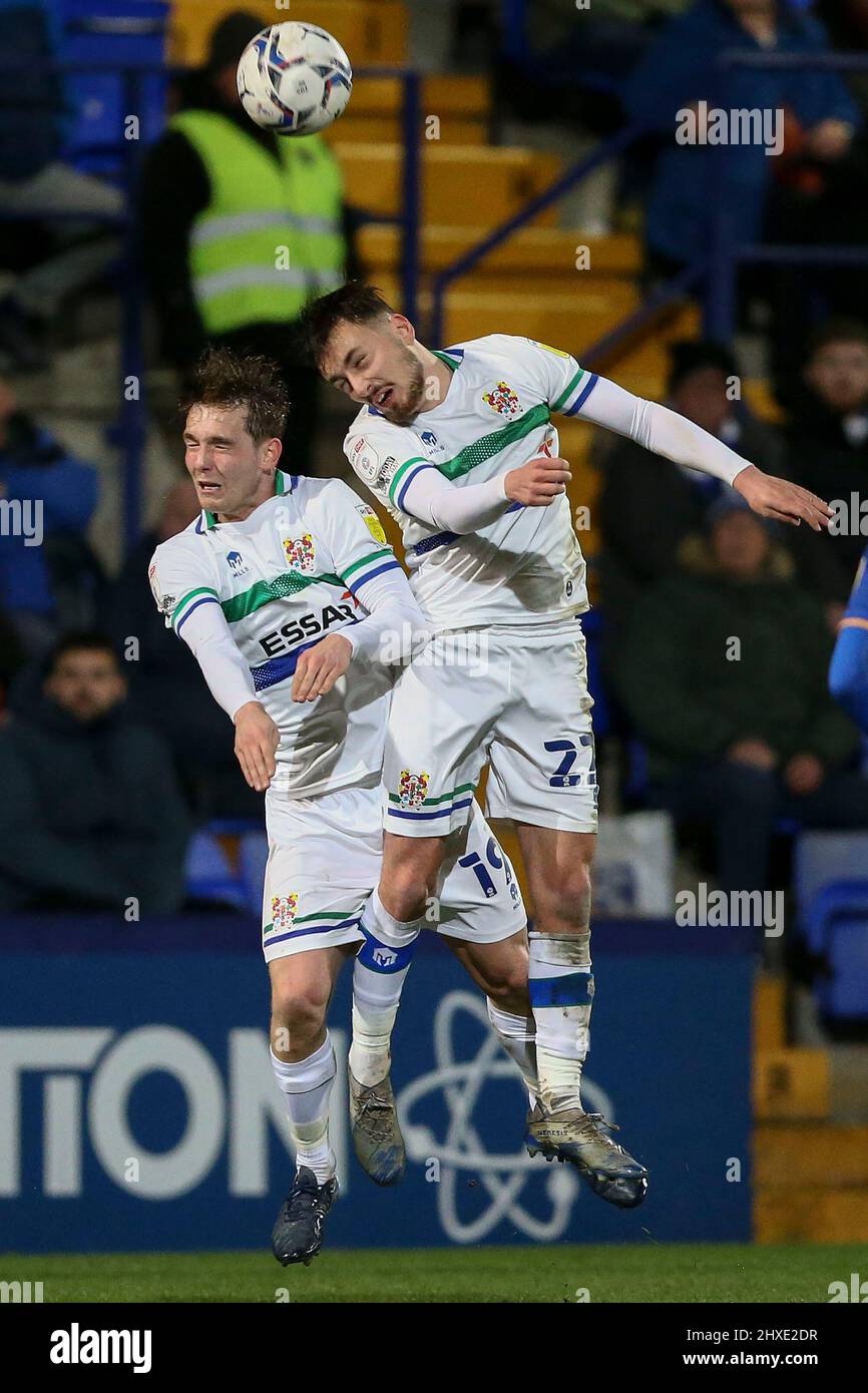 Birkenhead, Regno Unito. 11th Mar 2022. Lewis Warrington di Tranmere Rovers e Lee o'Connor di Tranmere Rovers saltano entrambi per la palla. EFL Skybet Football League Two match, Tranmere Rovers v Mansfield Town at Prenton Park, Birkenhead, Wirral venerdì 11th marzo 2022. Questa immagine può essere utilizzata solo a fini editoriali. Solo per uso editoriale, licenza richiesta per uso commerciale. Nessun uso in scommesse, giochi o un singolo club/campionato/giocatore publications.pic di Chris Stading/Andrew Orchard sport fotografia/Alamy Live News credito: Andrew Orchard sport fotografia/Alamy Live News Foto Stock