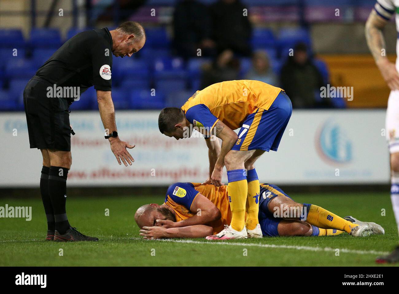 Birkenhead, Regno Unito. 11th Mar 2022. Farrend Rawson di Mansfield Town si trova ferito, poco prima che fosse costretto a lasciare il gioco. EFL Skybet Football League Two match, Tranmere Rovers v Mansfield Town at Prenton Park, Birkenhead, Wirral venerdì 11th marzo 2022. Questa immagine può essere utilizzata solo a fini editoriali. Solo per uso editoriale, licenza richiesta per uso commerciale. Nessun uso in scommesse, giochi o un singolo club/campionato/giocatore publications.pic di Chris Stading/Andrew Orchard sport fotografia/Alamy Live News credito: Andrew Orchard sport fotografia/Alamy Live News Foto Stock