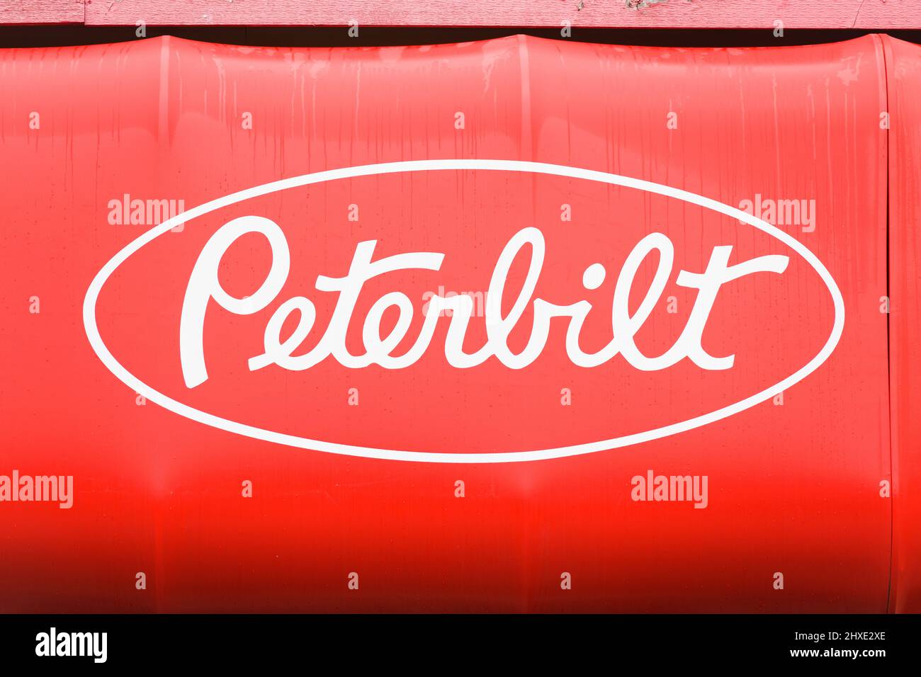 Seattle, - 06 marzo 2022; Red Peterbilt Truck Company firma contrapposendo su una tenda rossa Foto Stock