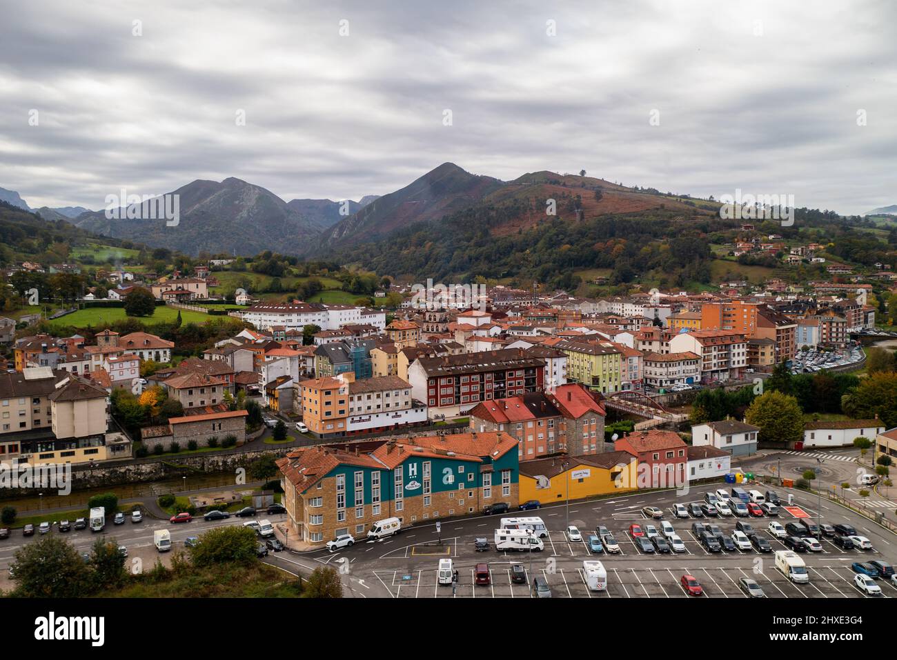 Vista del drone di Cangas de Onis nelle Asturie, Spagna Foto Stock