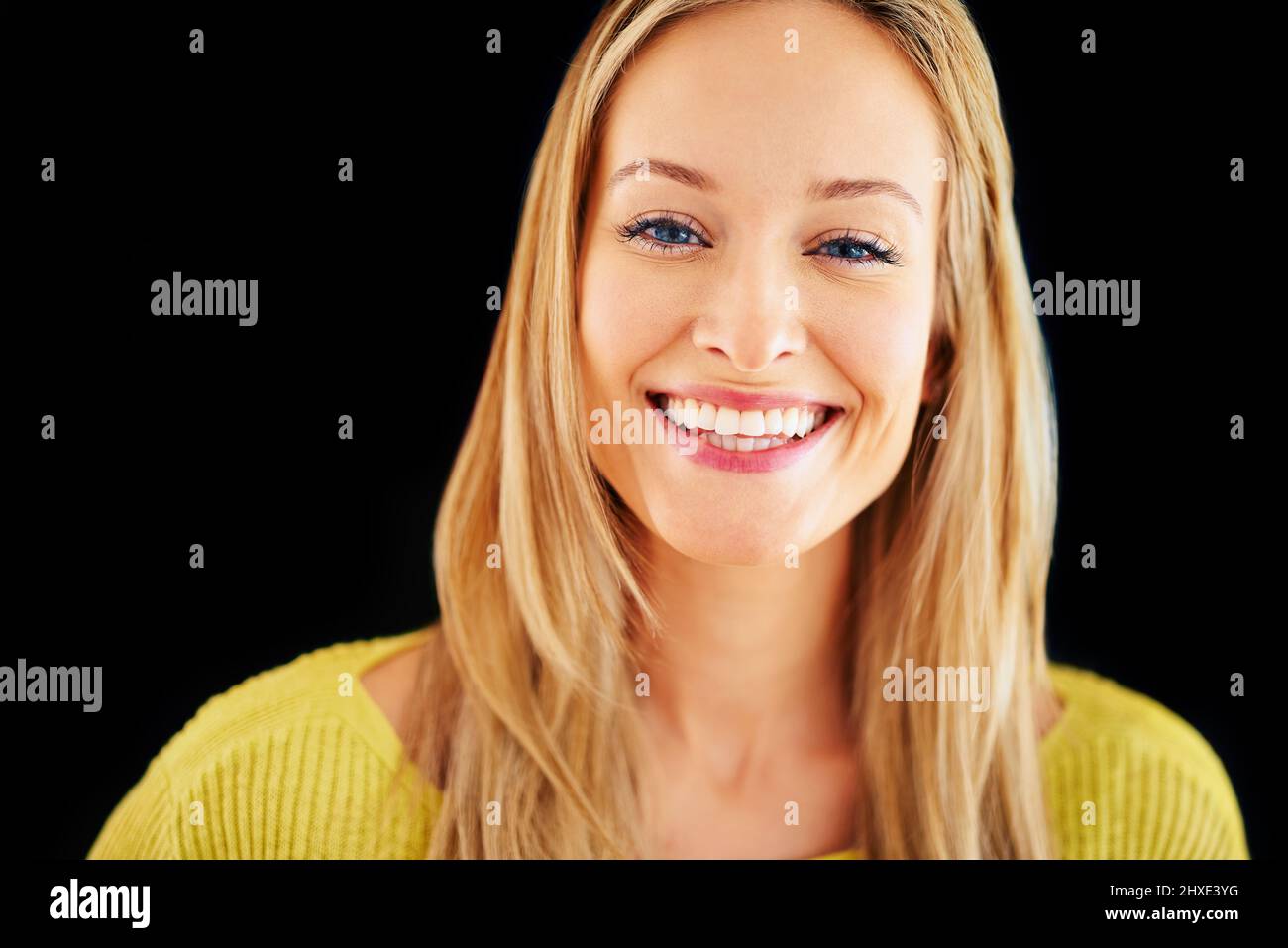 La vita è bella. Ritratto da studio di una bellissima giovane bionda con un sorriso toothy. Foto Stock