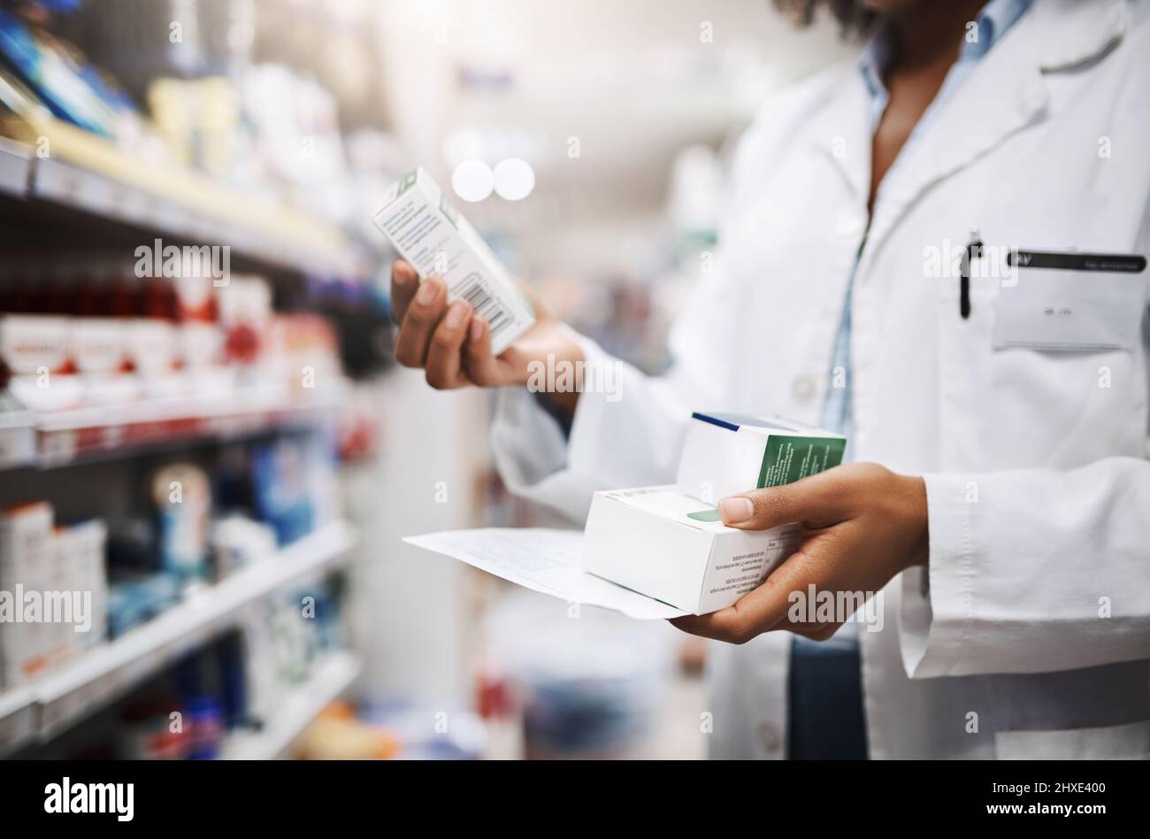 A volte è necessario combinare il medicinale per ottenere il massimo effetto. Scattata di una giovane farmacista irriconoscibile che lavora in una farmacia. Foto Stock