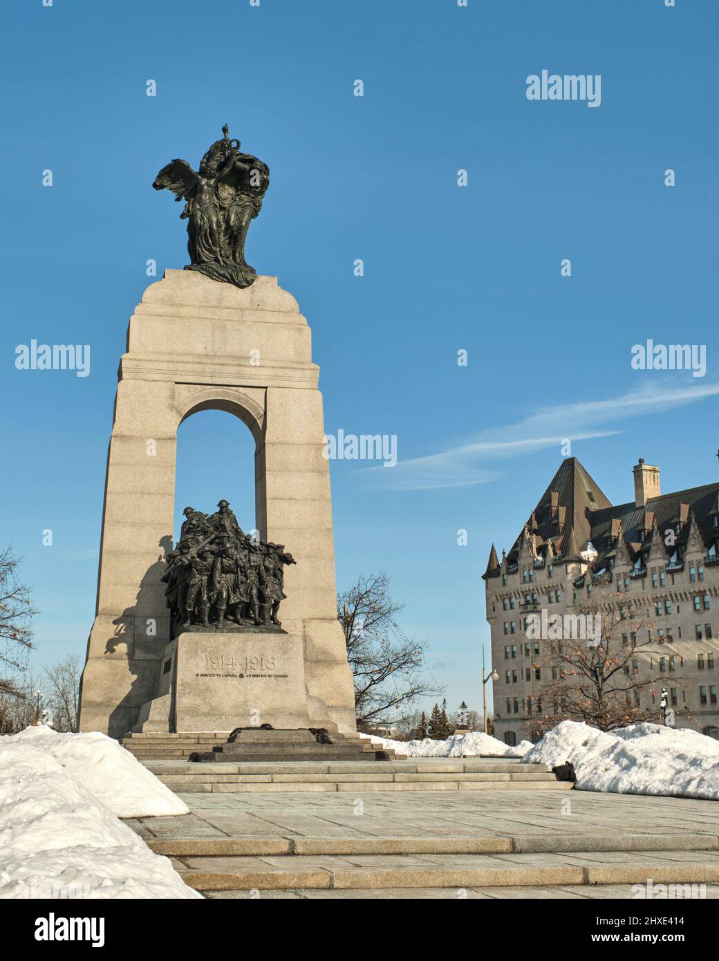 Ottawa, Ontario, Canada - 10 marzo 2022: Il National War Memorial nel centro di Ottawa visto in inverno. Foto Stock