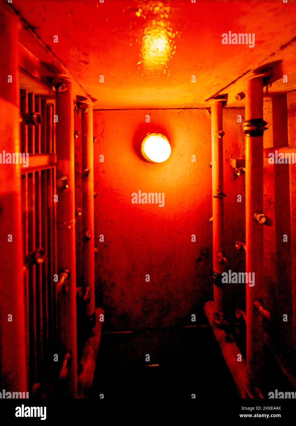 Spia di allarme rossa in una camera non smerigliata. Concetto: Claustrofobia, pericolo, post-nucleare Foto Stock