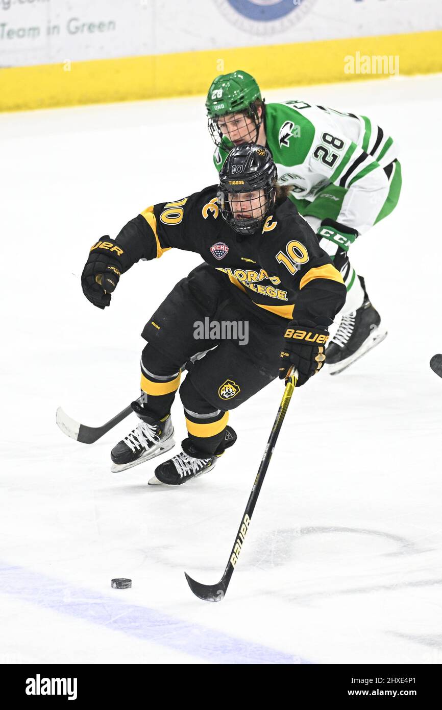 Colorado College Tigers Forward Patrick Cozzi (10) pattina con il puck durante la partita uno dei quarti di finale del NCHC playoff tra il Colorado College Tigers e l'Università del North Dakota Fighting Hawks alla Ralph Engelstad Arena di Grand Forks, ND Venerdì 11 marzo 2022. Di Russell Hons/CSM Foto Stock