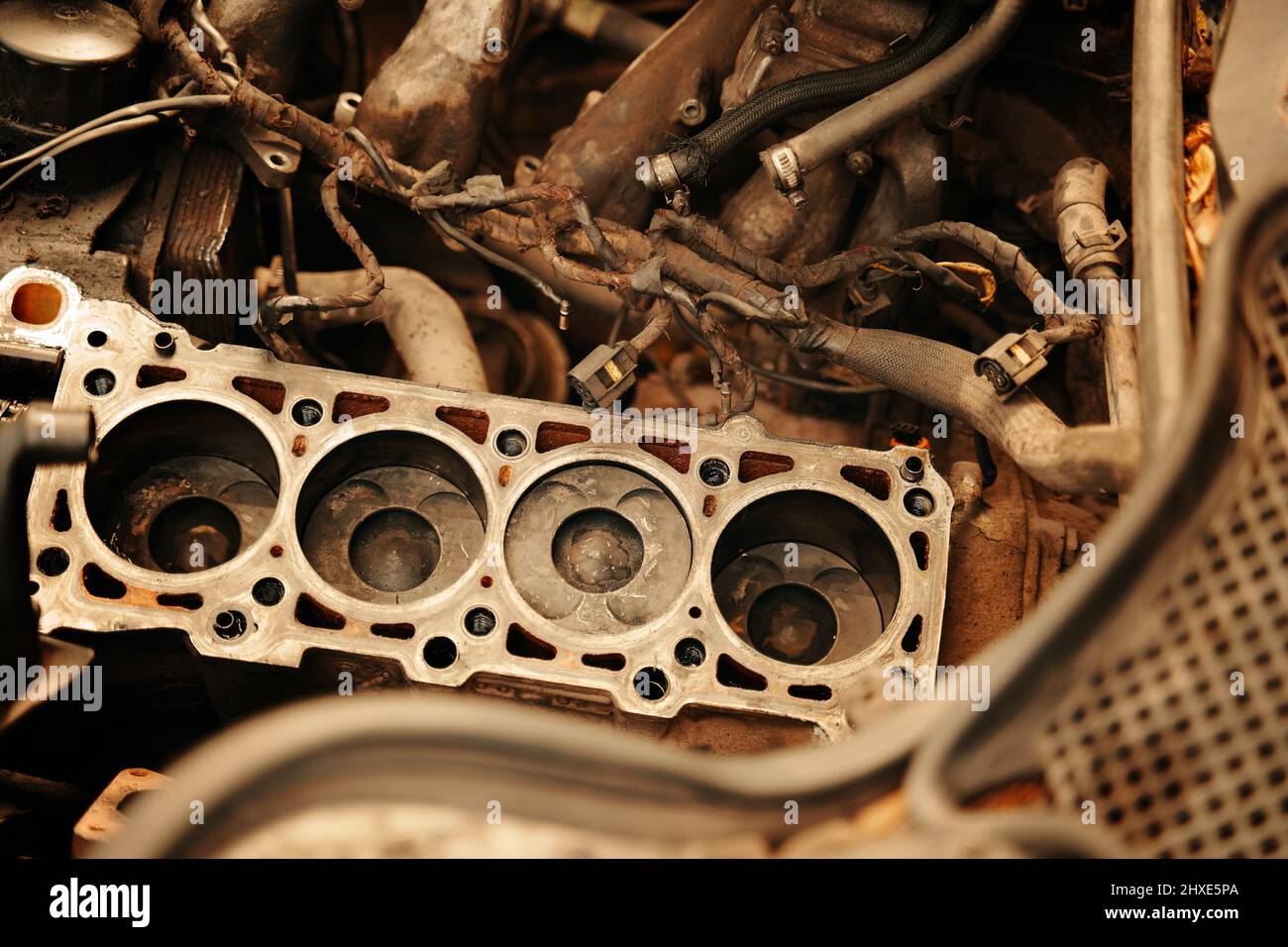 Sostituzione della guarnizione della testata del motore diesel Foto Stock