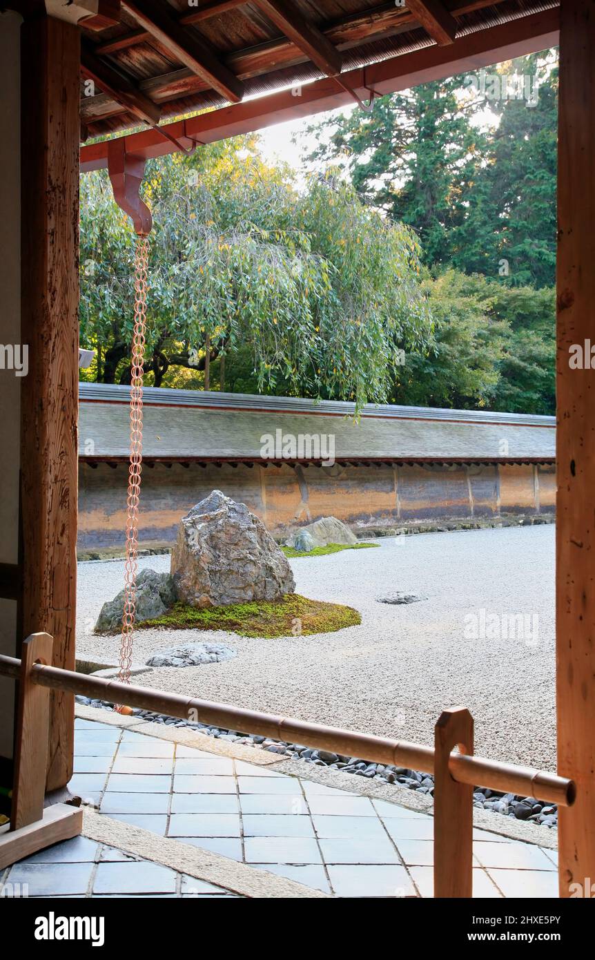 KYOTO, GIAPPONE - 17 OTTOBRE 2007: Il giardino Zen del tempio Ryoan-ji visto dalla terrazza di Hojo, l'ex residenza del prete capo. Kyoto. Giappone Foto Stock