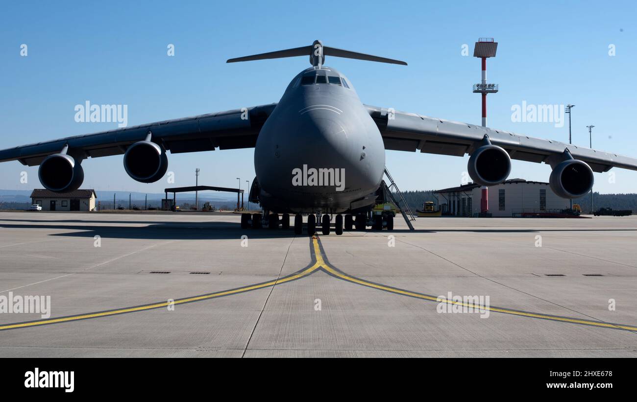 Un velivolo Super Galaxy C-5M dell'aeronautica militare statunitense dalla base militare di dover, Delaware, attende la partenza alla base aerea di Spangdahlem, Germania, 7 marzo 2022. Forze aeree statunitensi in Europa e forze aeree in Africa si impegna a stare fianco a fianco con alleati e partner per garantire l'indipendenza e la sicurezza dell'Europa. (STATI UNITI Air Force foto di Tech. SGT. Levi Rowse) Foto Stock