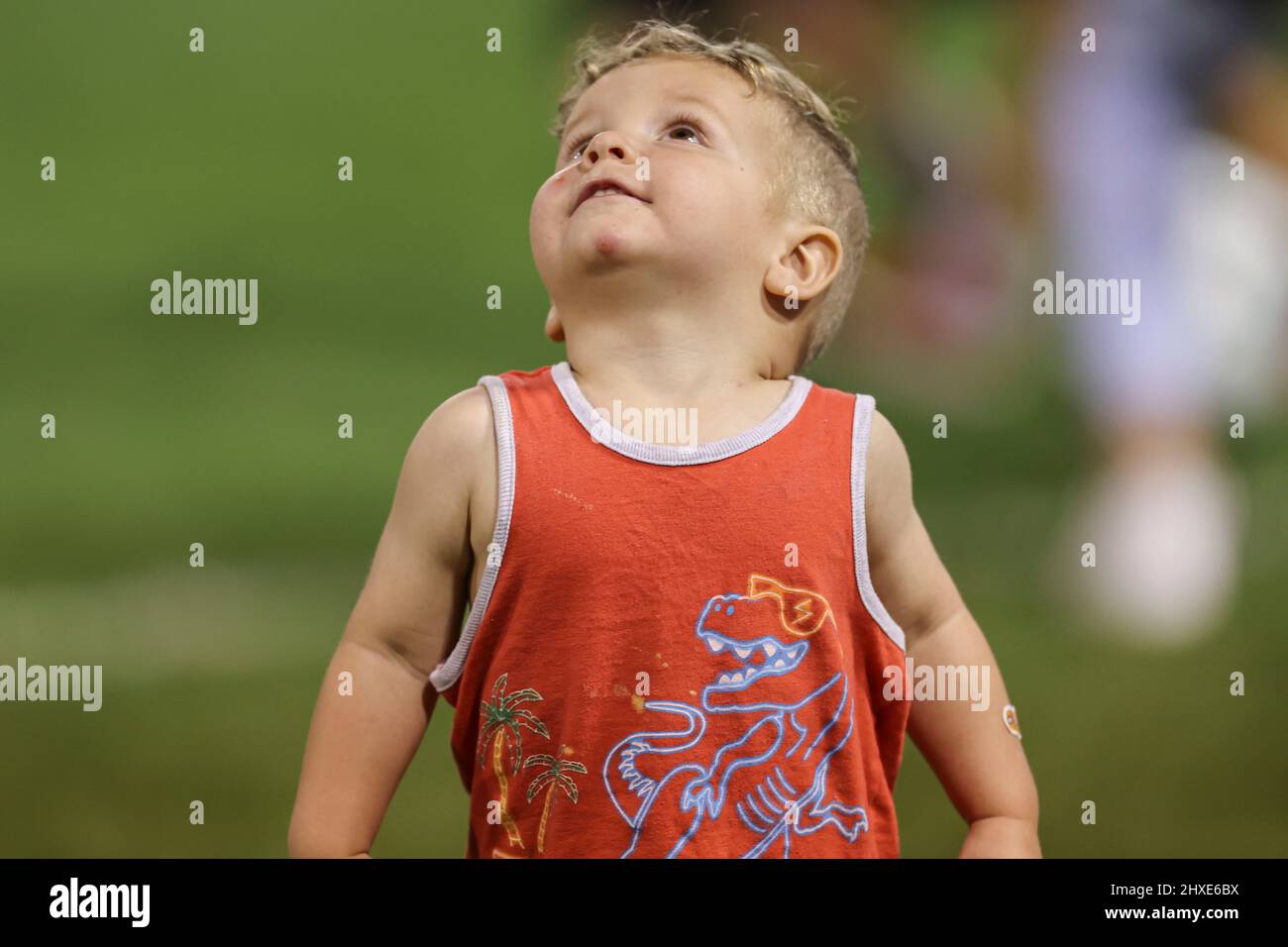 San Pietroburgo, FL USA; uno dei “Mini Rowdies” che ha finito per congratularsi con papà dopo una partita di calcio preseason USL contro il Tormenta FC, Sabato, ma Foto Stock