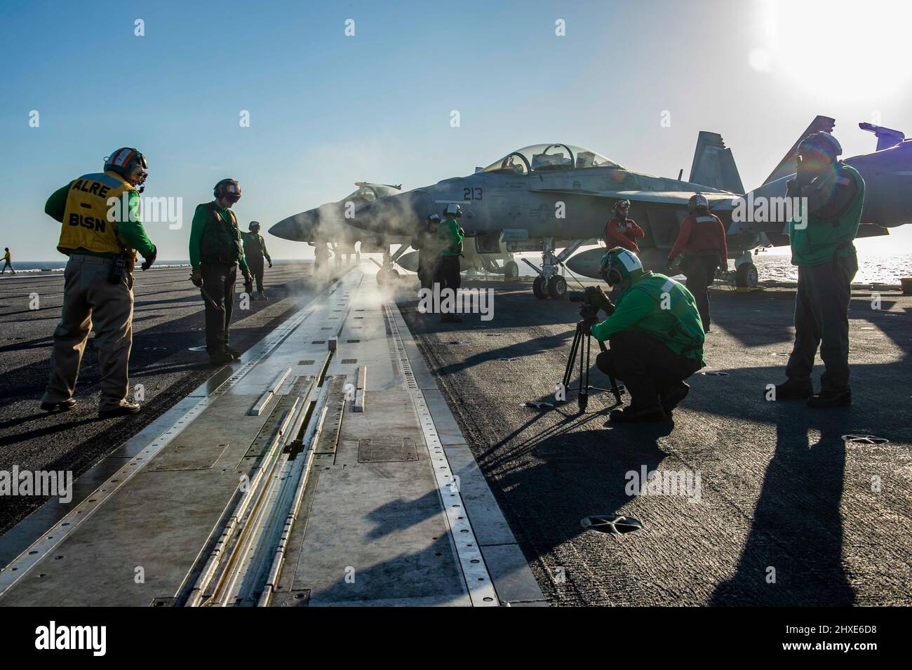 220225-N-MW880-1315 OCEANO ATLANTICO (DAL 25, 2022) i marinai registrano le riprese delle prove di catapulta a bordo della portaerei USS George H.W. Bush (CVN 77), durante il Tailored Ship’s Training Availability/Final Evaluation Problem (TSTA/FEP), febbraio 25. TSTA/FEP è un'evoluzione della formazione multifase progettata per dare all'equipaggio una solida base di competenza operativa a livello di unità e per migliorare la capacità della nave di autoaddestrarsi. George H.W. Bush fornisce all'autorità di comando nazionale capacità di lotta contro la guerra flessibile e personalizzabile attraverso il gruppo di sciopero del vettore che mantiene la stabilità e la sicurezza marittima Foto Stock