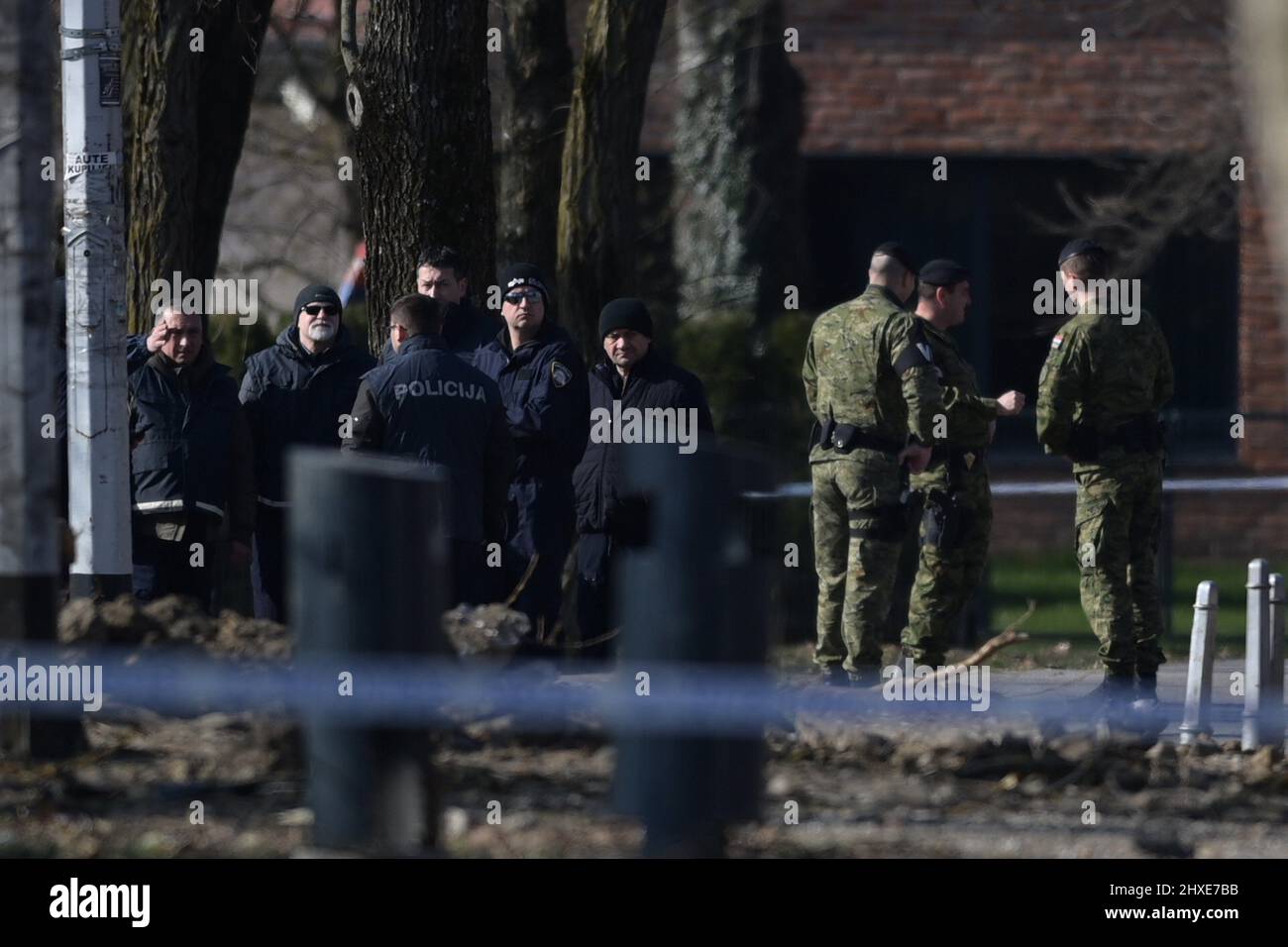 (220312) -- ZAGABRIA, 12 marzo 2022 (Xinhua) -- la polizia conduce un'indagine in cooperazione con la polizia militare dopo che un drone militare non identificato è stato schiantato nella zona di Jaraun, Zagabria, il 10 marzo 2022. Un drone senza equipaggio che si è schiantato nella zona di Jarun a sud-ovest di Zagabria alla fine di giovedì è di disegno militare e russo-fatto, il primo ministro croato Andrej Plenkovic ha detto venerdì. Il governo croato ha detto venerdì che il drone era entrato nello spazio aereo croato dall'Ungheria. Sul terreno causò un grande cratere e due paracadute furono trovati in un'area boschiva. Alcune auto presso la sce Foto Stock