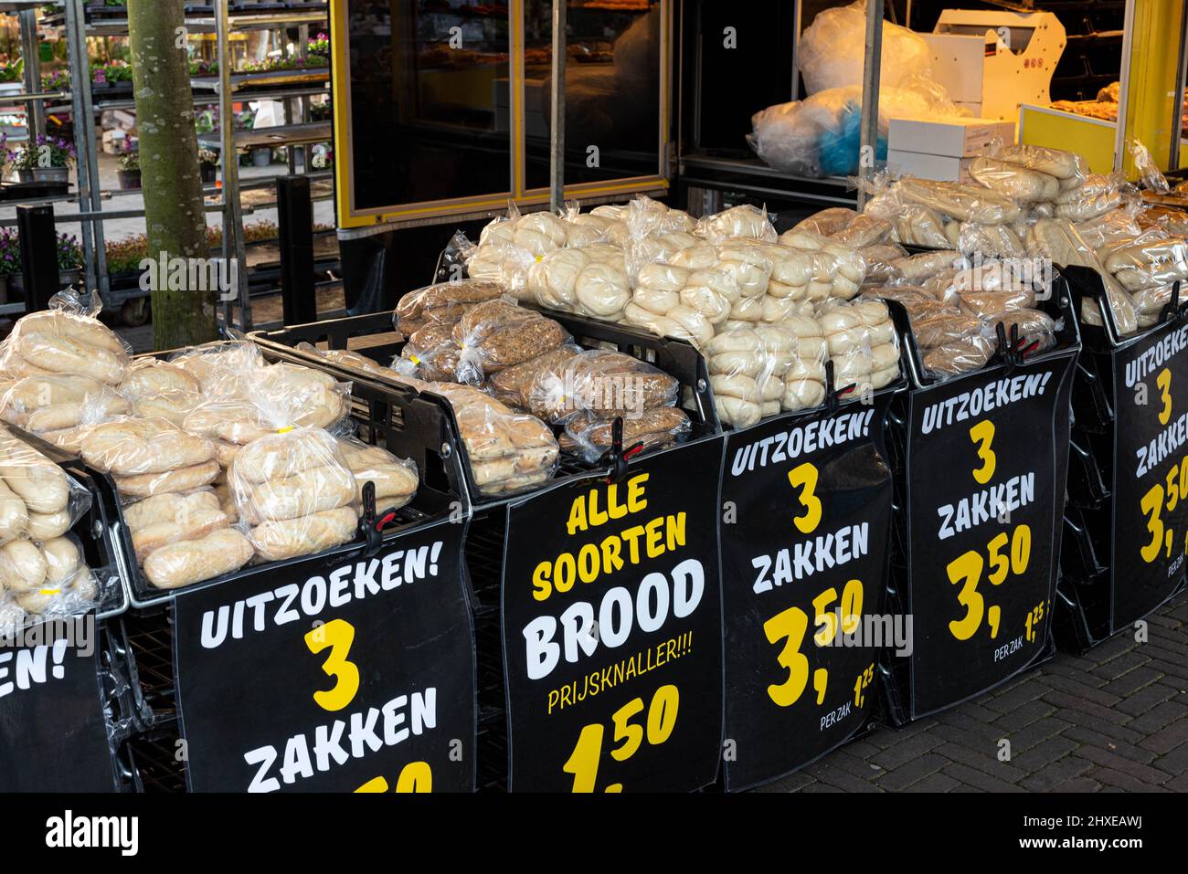 Il 5 2022 marzo il pane si stalla in un mercato di strada su una piazza di mercato a Hoofddorp, Paesi Bassi Foto Stock