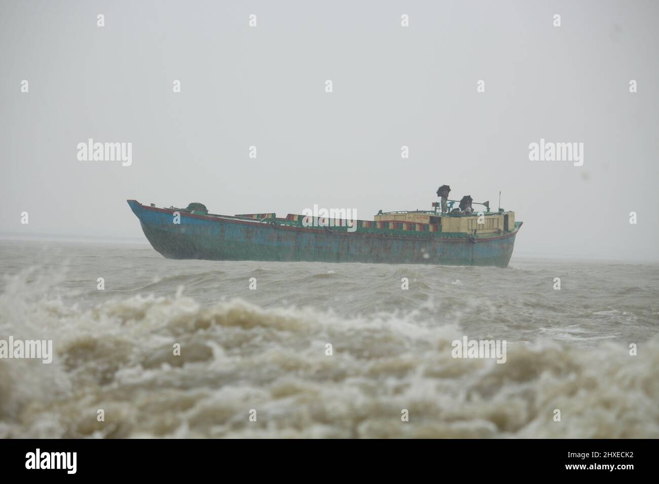 14 luglio 2019 Barisal, Bangladesh. Una piccola nave lascia il fiume. Foto Stock