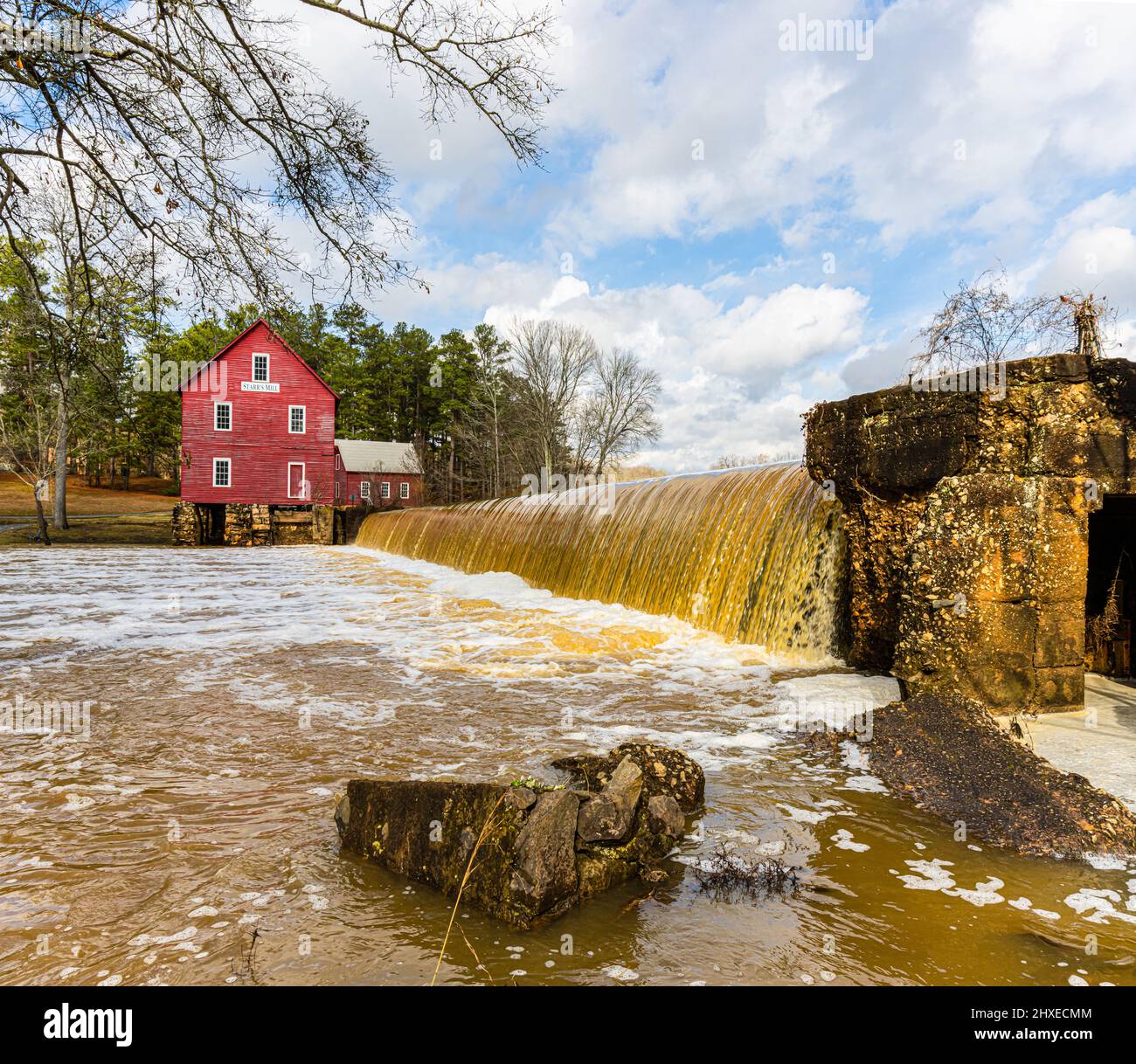 Storico mulino Starr's Mill a Whitewater Creek, Fayetteville, Georgia, USA Foto Stock