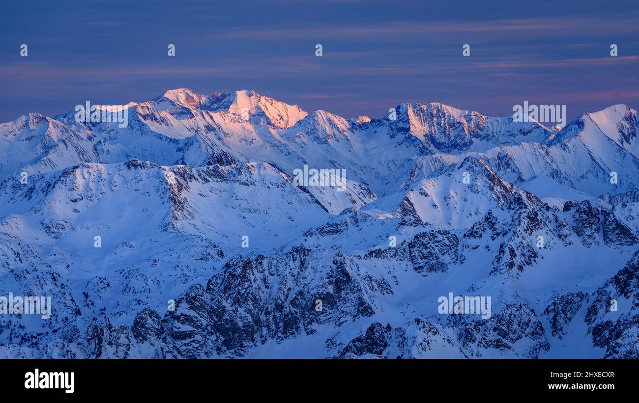 Tramonto invernale dall'osservatorio Pic du Midi de Bigorre (Pirenei, Francia). Sullo sfondo, picco di Posets, ad Aragona (Spagna) Foto Stock