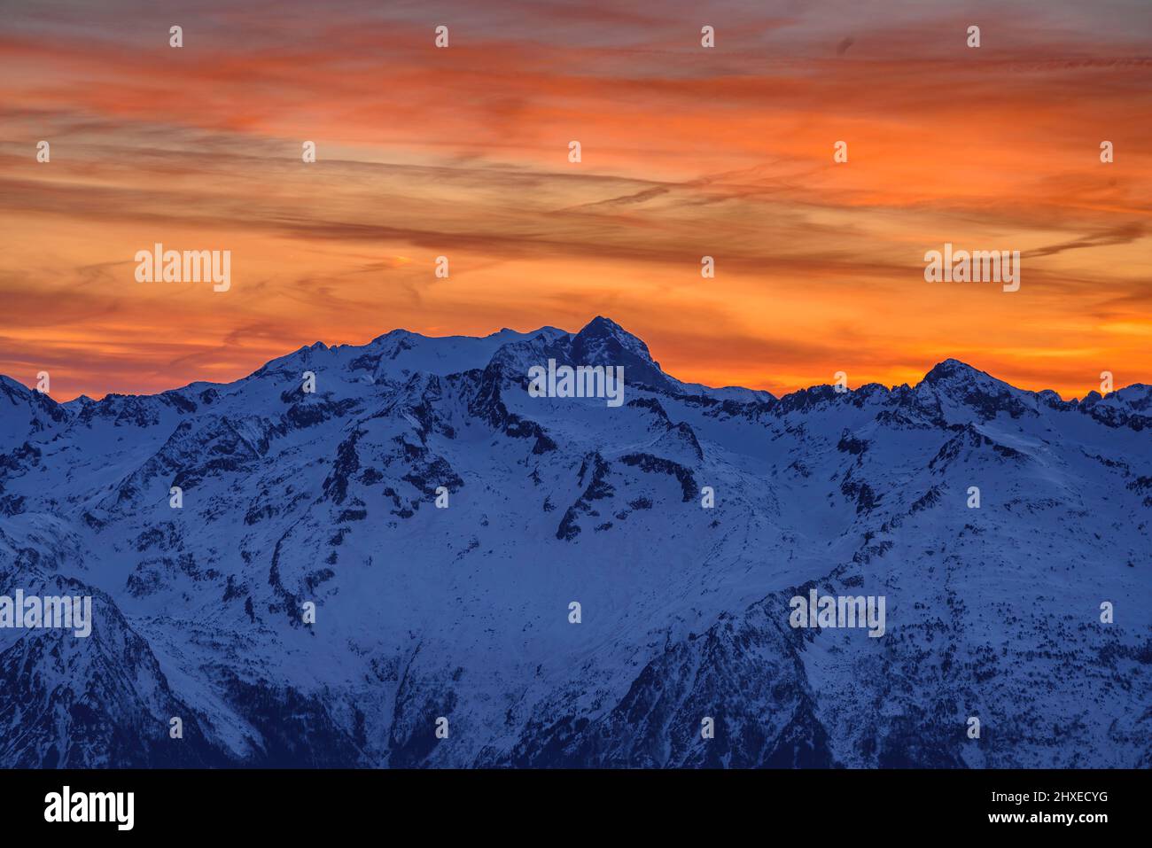 ENG: Tramonto invernale dall'osservatorio Pic du Midi de Bigorre (Pirenei, Francia) ESP: Atardecer de invierno desde el osservatorio del Pic du Midi de Foto Stock