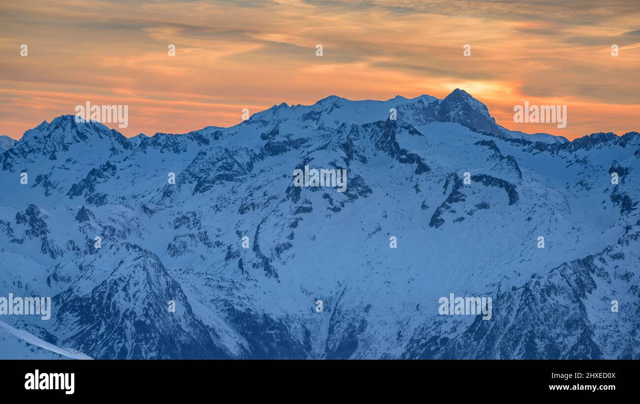 Tramonto invernale dall'osservatorio Pic du Midi de Bigorre. Sullo sfondo, il massiccio del Vignemale (Pirenei, Francia). ESP: Atardecer al Pic du Midi Foto Stock