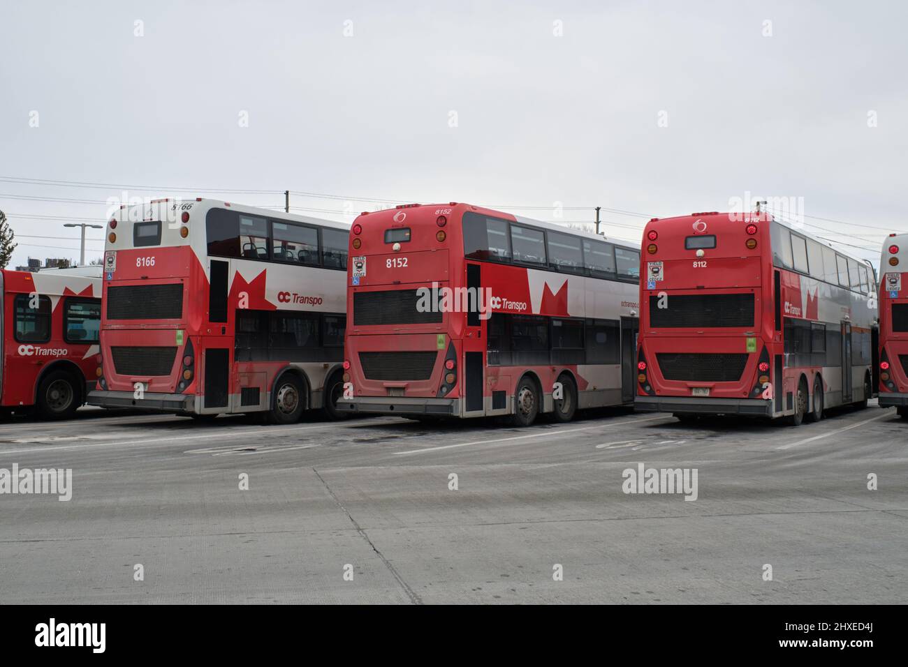 Ottawa, Ontario, Canada - 9 marzo 2022: Gli autobus a due piani gestiti da OC Transpo sono parcheggiati presso la stazione di pascolo di Tunney. Foto Stock