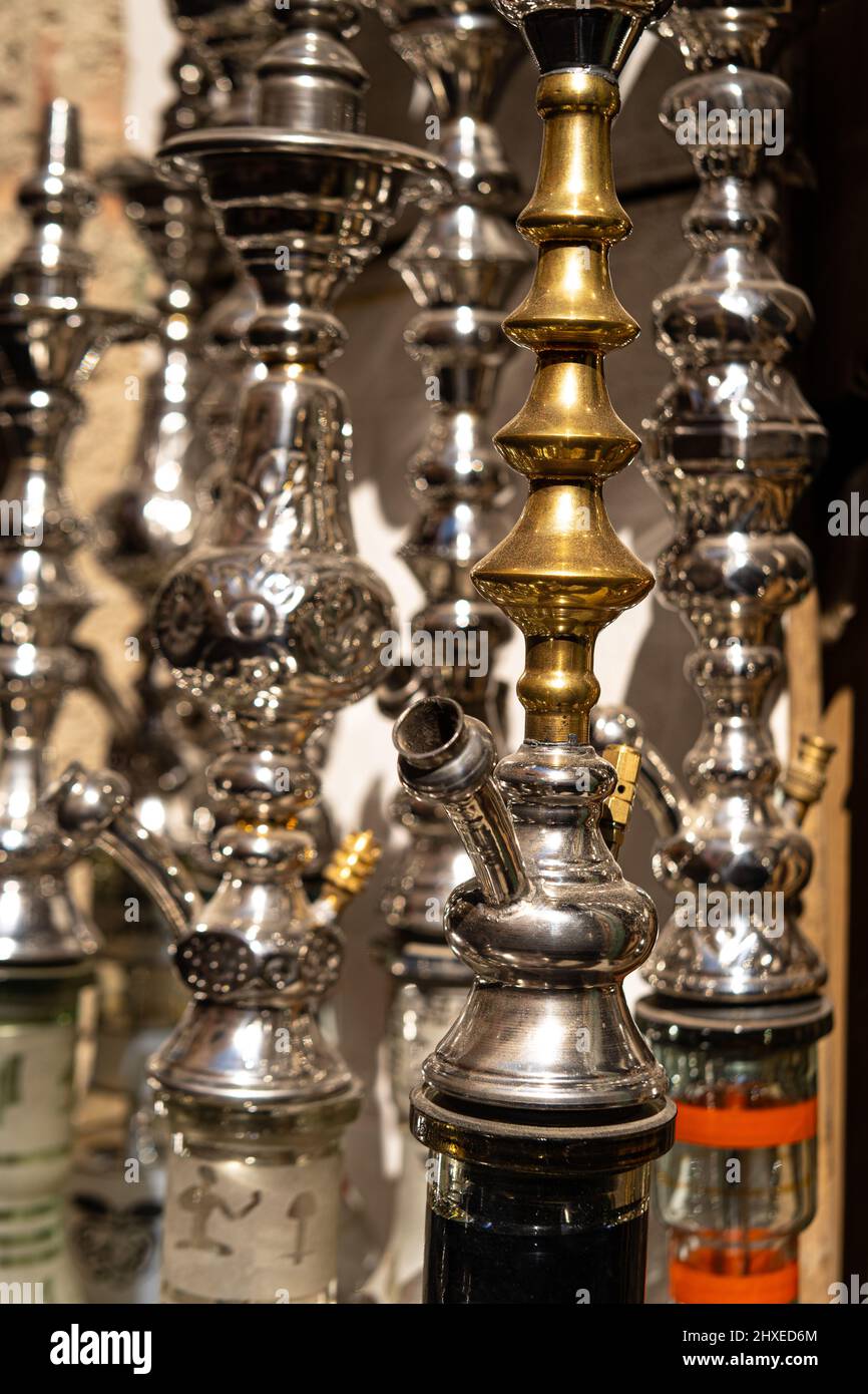 Hookah tradizionale o shisha nel negozio di souvenir Foto Stock