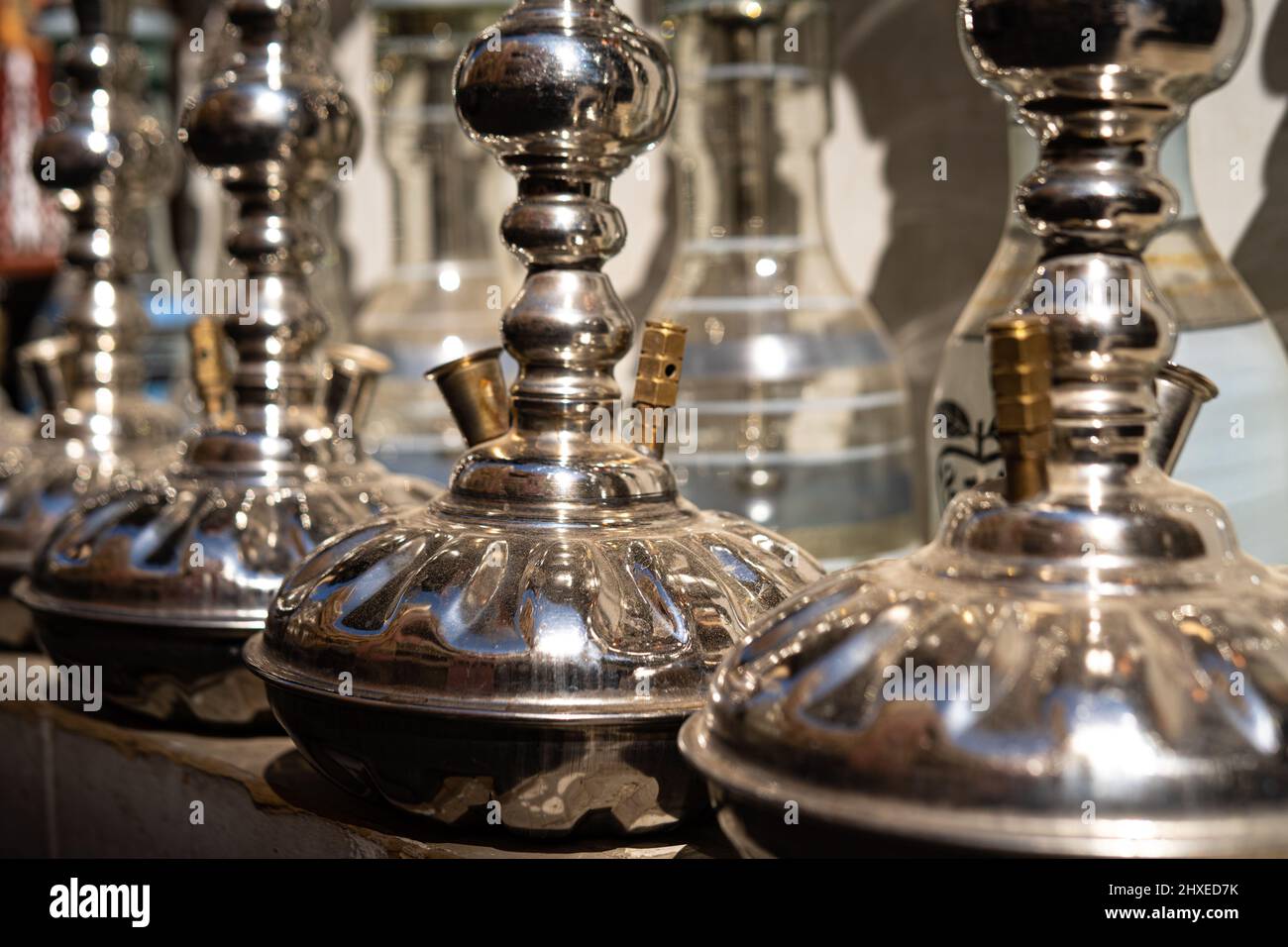 Hookah tradizionale o shisha nel negozio di souvenir Foto Stock