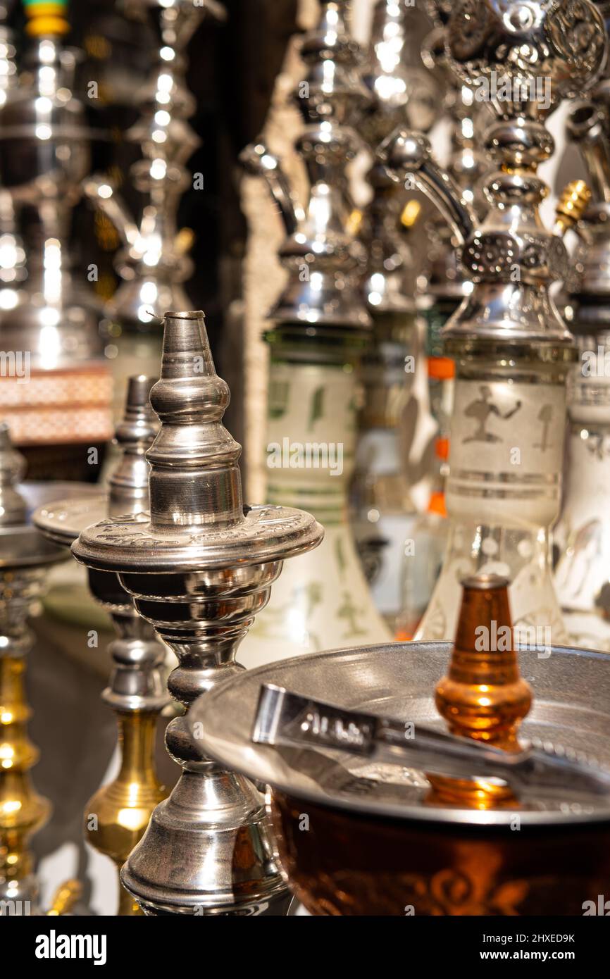 Hookah tradizionale o shisha nel negozio di souvenir Foto Stock