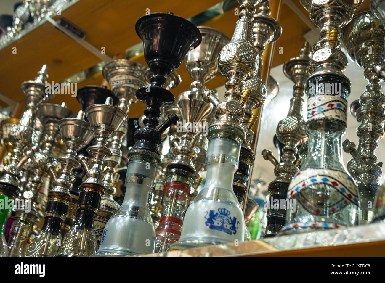 Vari Hookah o shisha nel negozio di souvenir Foto Stock