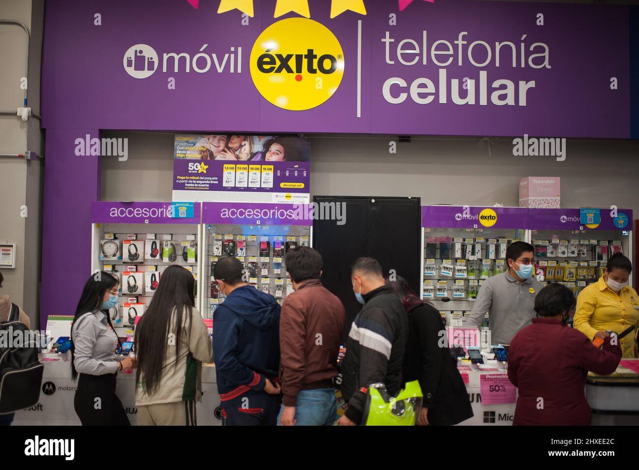 La gente ottiene un vantaggio sull'acquisto dei cellulari come i cittadini di tutta la Colombia ottengono il vantaggio del primo giorno senza IVA di 2022 per comprare i vestiti e l'elettronica senza una tassa di 19% sopra i prodotti selezionati, a Bogota, Colombia il 11 marzo 2022. Foto Stock