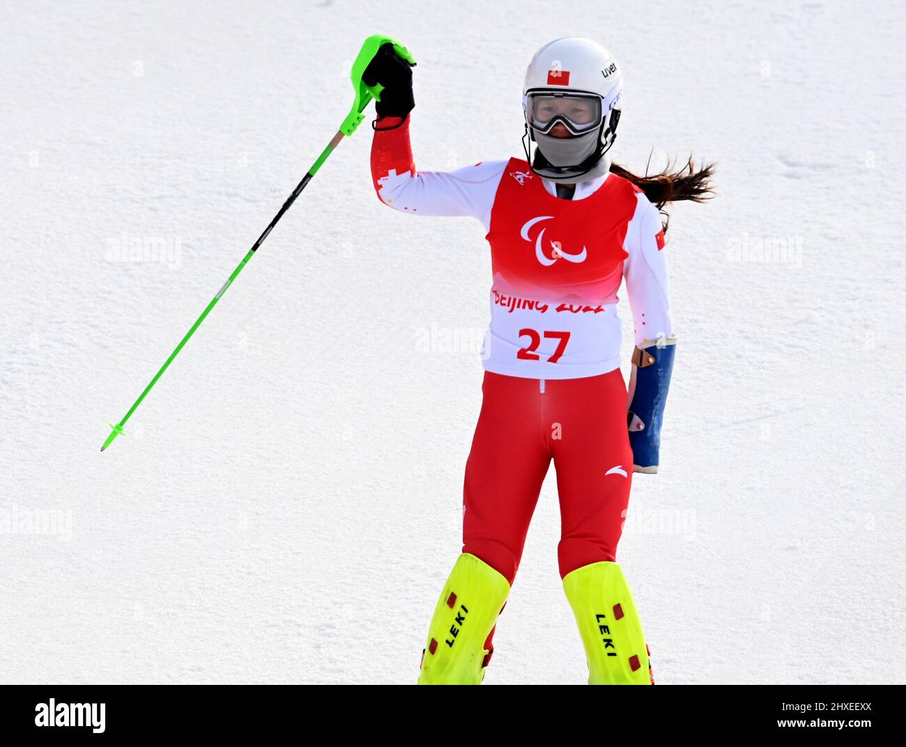 Pechino, Cina. 12th Mar 2022. Zhang Mengqiu della Cina compete durante lo sciare para alpine donne slalom standing di Pechino 2022 Giochi Paralimpici invernali al National Alpine Ski Center nel distretto di Yanqing, Pechino, capitale della Cina, 12 marzo 2022. Credit: Li Jianan/Xinhua/Alamy Live News Foto Stock