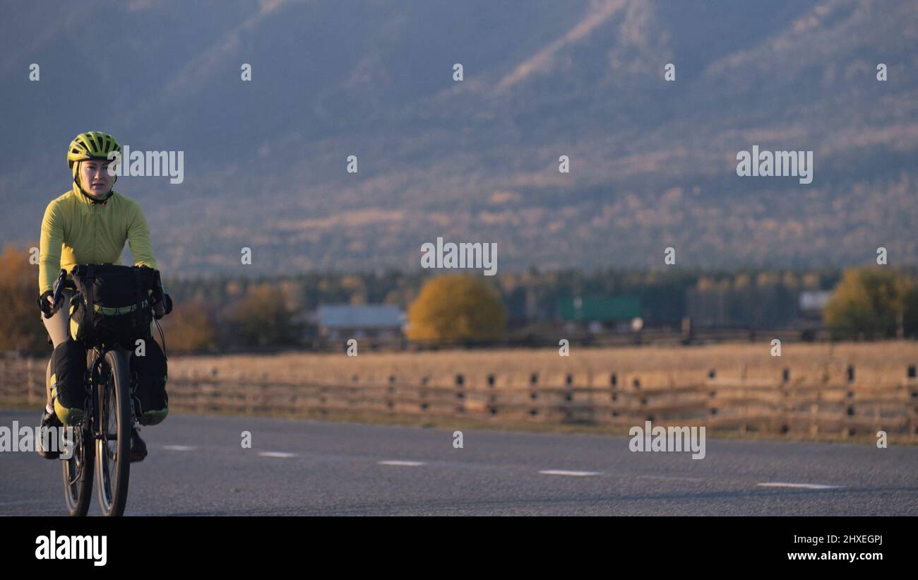 La donna viaggia in bicicletta su terreni misti con bikepacking. Il viaggio  del viaggiatore con le borse della bicicletta. Sport turismo bikepacking,  bici, abbigliamento sportivo Foto stock - Alamy