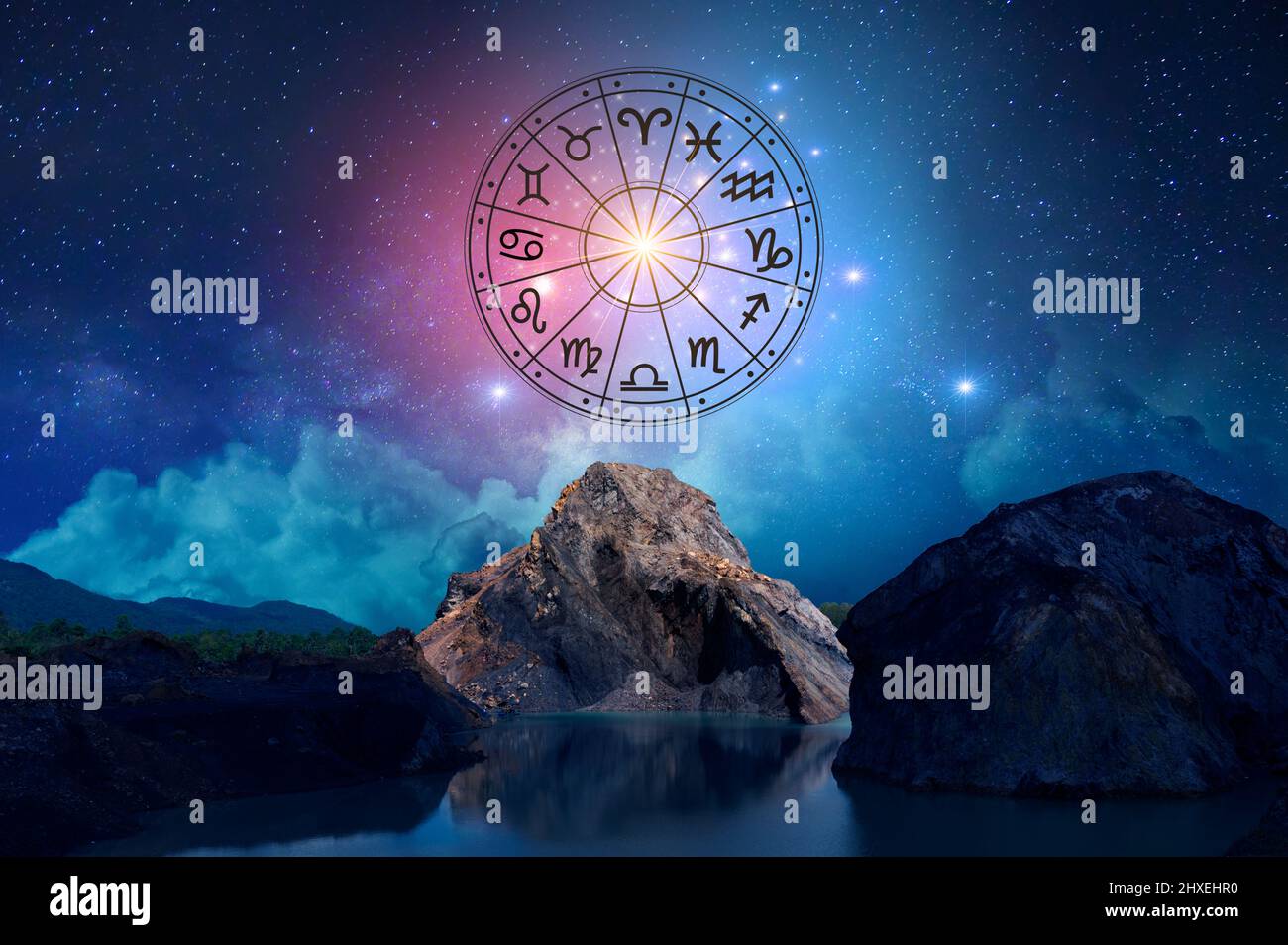 Segni zodiacali all'interno del cerchio oroscopo. Astrologia nel cielo con tante stelle e lune Astrologia e oroscopi concept Foto Stock