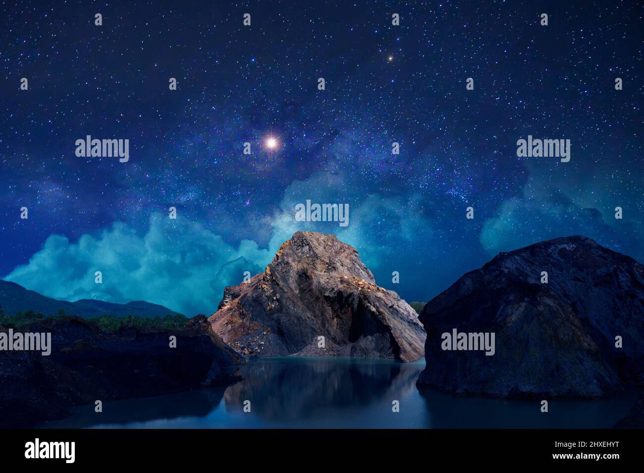 alte montagne con stelle di notte Foto Stock