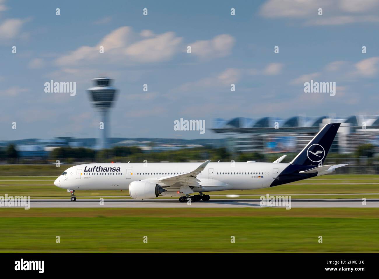 Monaco di Baviera, Germania - Settembre 12. 2021: Lufthansa Airbus A350-941 con l'immatricolazione del velivolo D-AIXC inizia sulla pista meridionale 26L del Mu Foto Stock