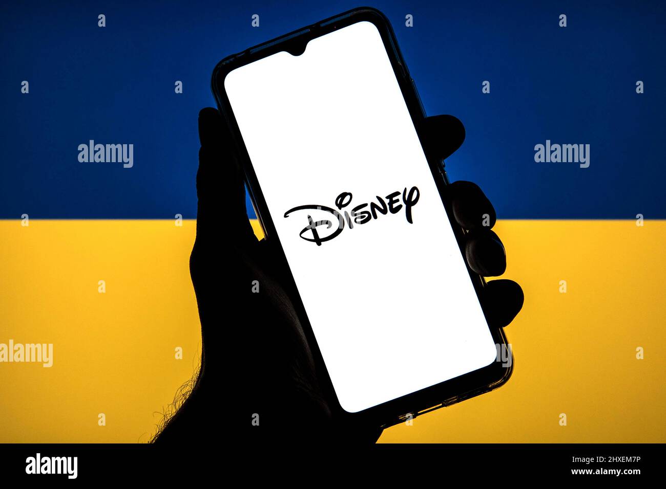 Barcellona, Catalogna. 11th Mar 2022. In questa illustrazione di foto un logo Disney visto su uno smartphone con una bandiera dell'Ucraina sullo sfondo. (Credit Image: © Thiago Prudencio/DAX via ZUMA Press Wire) Foto Stock