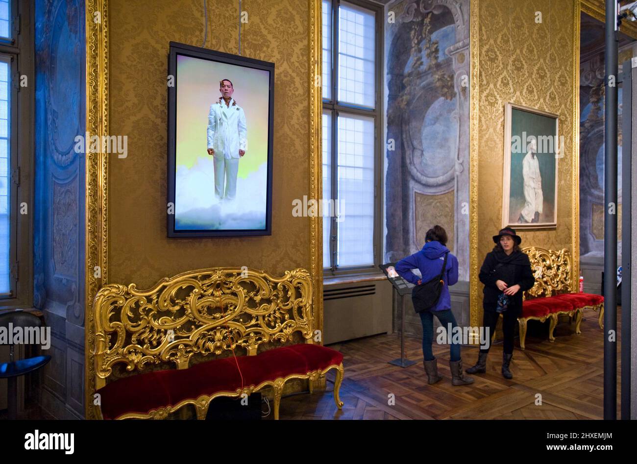 Torino, Italia - Novembre 2012: Ritratti di Robert Wilson a Palazzo Madama. Videoportrait di Zhang Huang. Wilson ha preso celebrità ben note, come Foto Stock