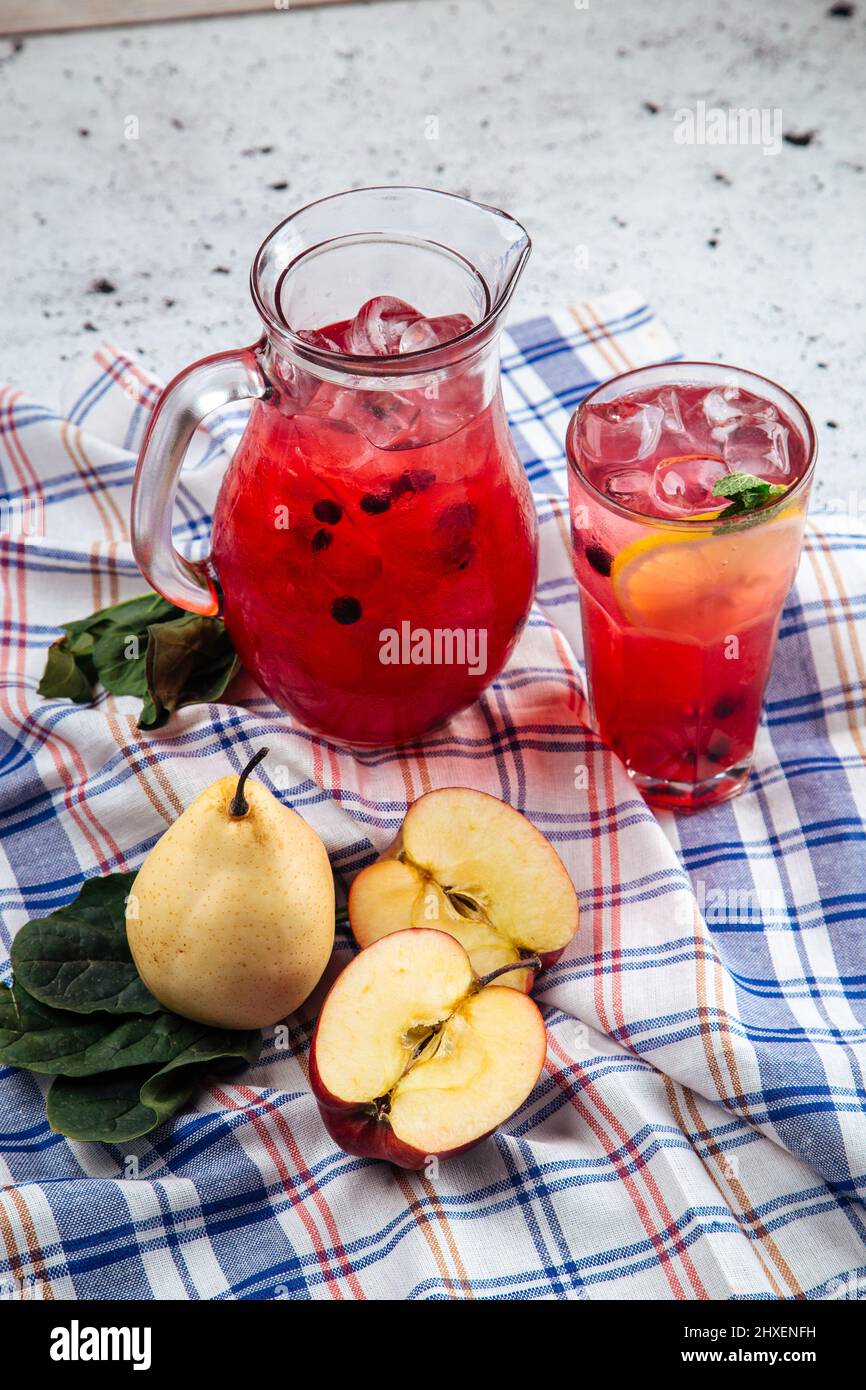 Limonata di frutta e bacche fresche in una caraffa e un bicchiere Foto Stock
