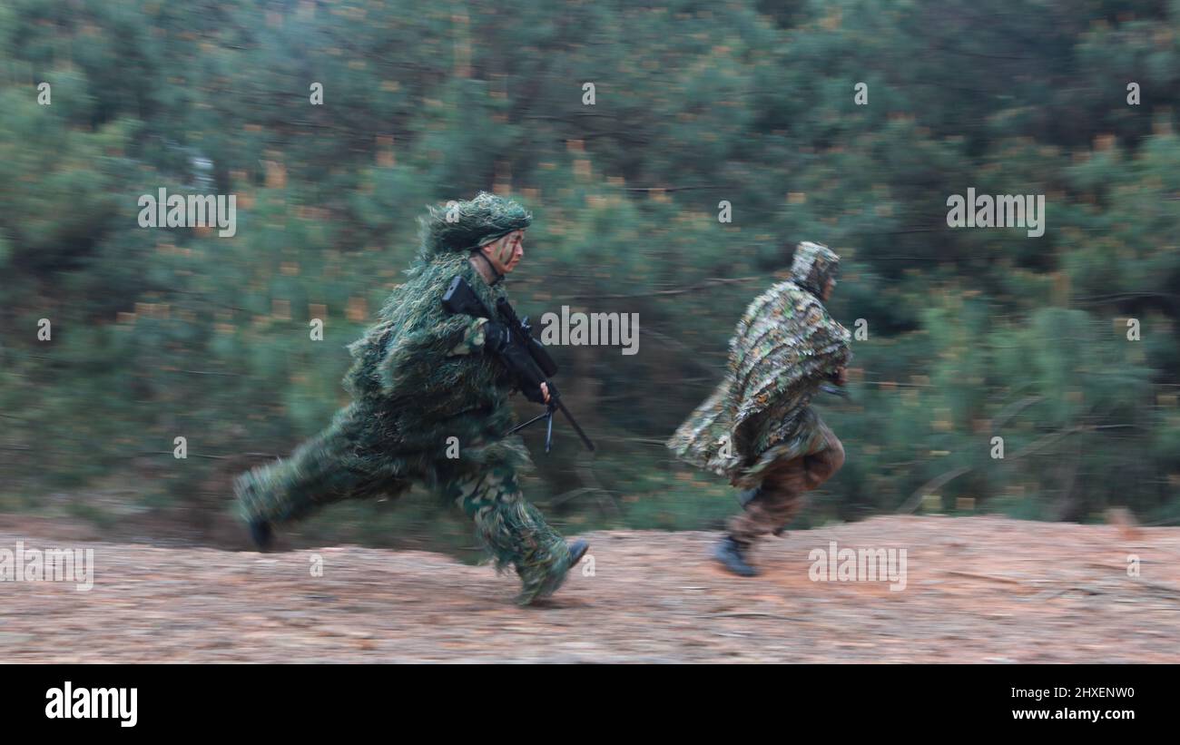 BAISE, CINA - 10 MARZO 2022 - soldati di forze operative speciali prendono parte alla formazione di combattimento sul campo nella città di Baise, Guangxi Zhuang A della Cina meridionale Foto Stock