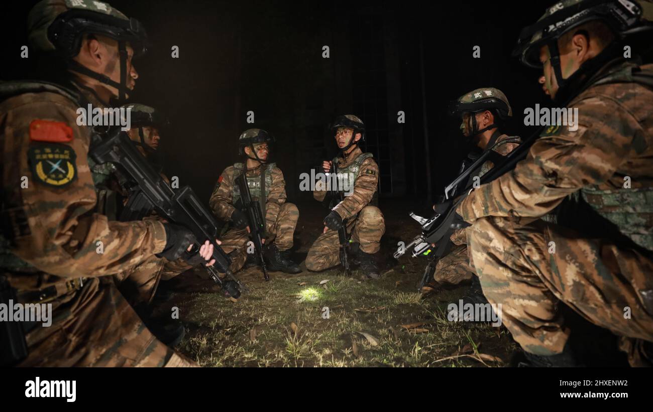 BAISE, CINA - 10 MARZO 2022 - i soldati delle forze speciali di operazioni prendono parte ad un addestramento notturno di combattimento nella città di Baise, Guangxi Zhuang della Cina meridionale Foto Stock