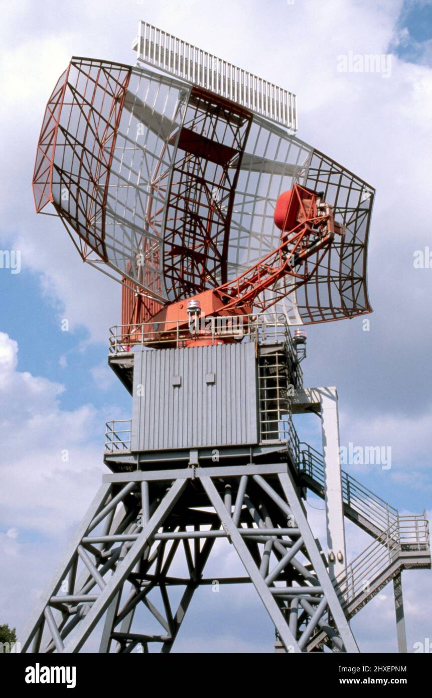 Un radar di sorveglianza dell'aeroporto su uno sfondo blu cielo luminoso Foto Stock