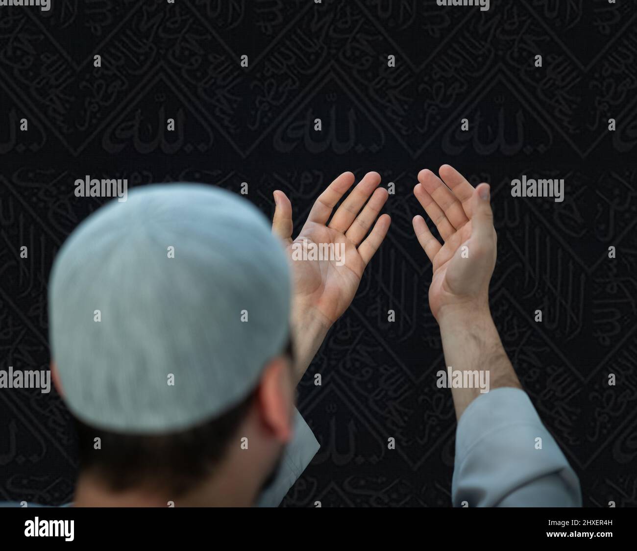 Pellegrini musulmani in abiti bianchi tradizionali, pregando a Kaaba in Makkah. Foto di alta qualità Foto Stock
