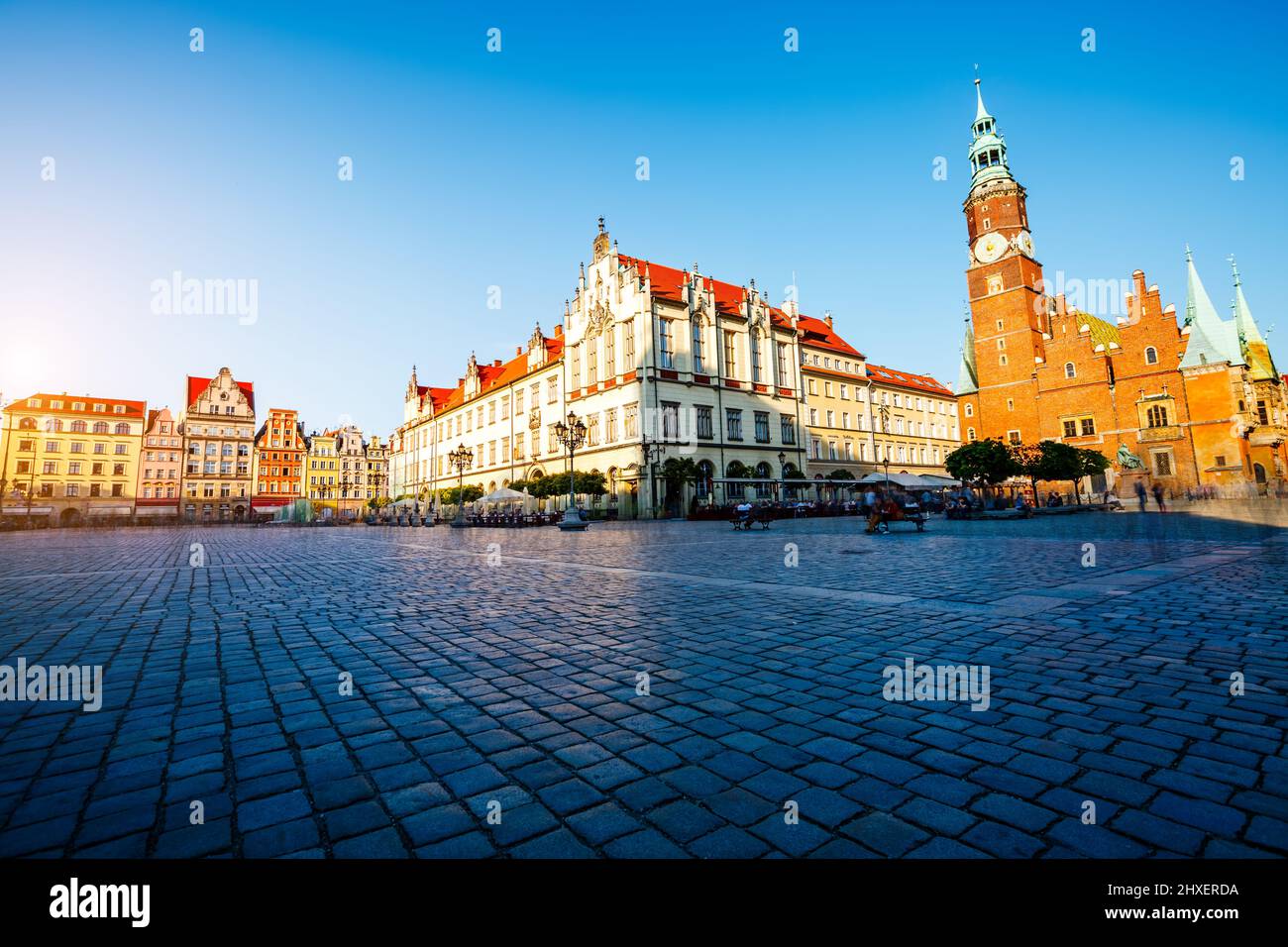 Fantastica vista sulle antiche case in una giornata di sole. Splendida foto e scena pittoresca. Ubicazione Piazza del mercato famosa a Breslavia, Polonia, Europa. Foto Stock