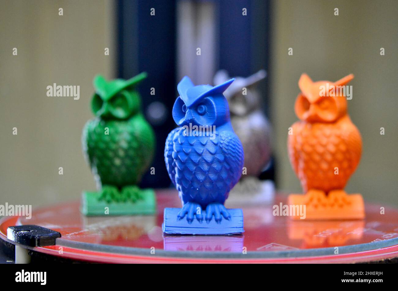 I modelli di gufi creati sul supporto della stampante 3d sul desktop Foto Stock