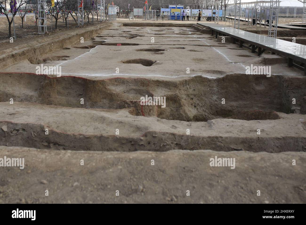 Jinan. 1st Mar 2022. La foto scattata il 1 marzo 2022 mostra una vista delle rovine dell'Accademia Jixia, la prima istituzione di istruzione superiore dell'antica Cina, gestita dal governo, scoperta a Zibo City, nella provincia di Shandong della Cina orientale. Credit: Wang Yang/Xinhua/Alamy Live News Foto Stock