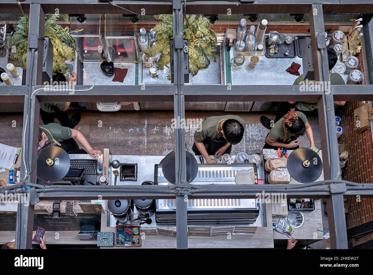 Persone dall'alto. Interno del bar con il barista che lavora dietro il bancone. Vista dall'alto Foto Stock