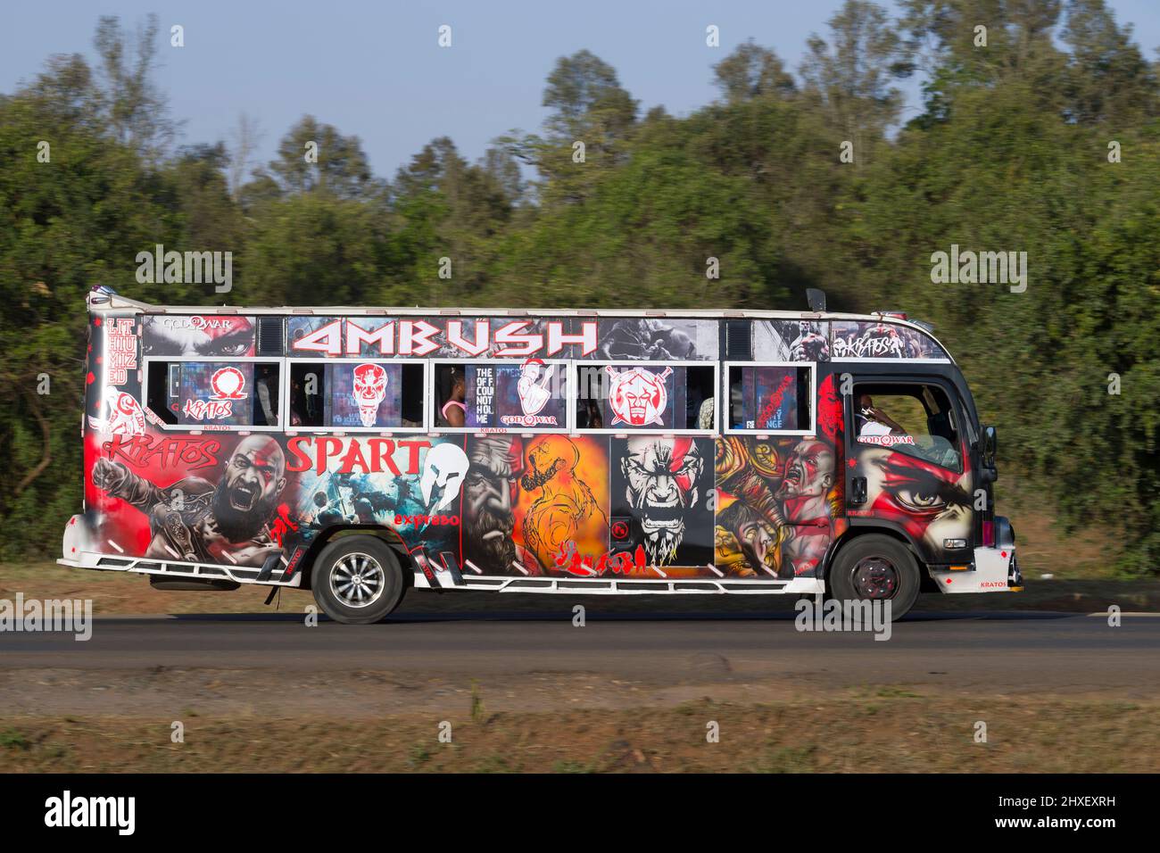 Autobus con verniciatura personalizzata che guida lungo Magadi Road, Langata. Molti autobus a Nairobi hanno verniciatura personalizzata, una vasta gamma di soggetti sono dipinti, io Foto Stock