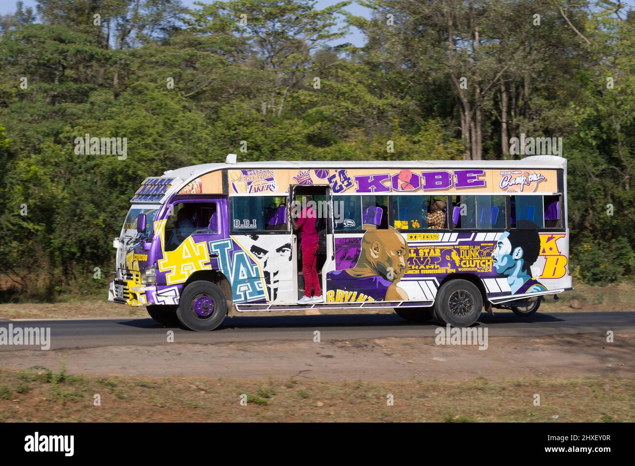 Autobus con verniciatura personalizzata che guida lungo Magadi Road, Langata. Molti autobus a Nairobi hanno verniciatura personalizzata, una vasta gamma di soggetti sono dipinti, io Foto Stock