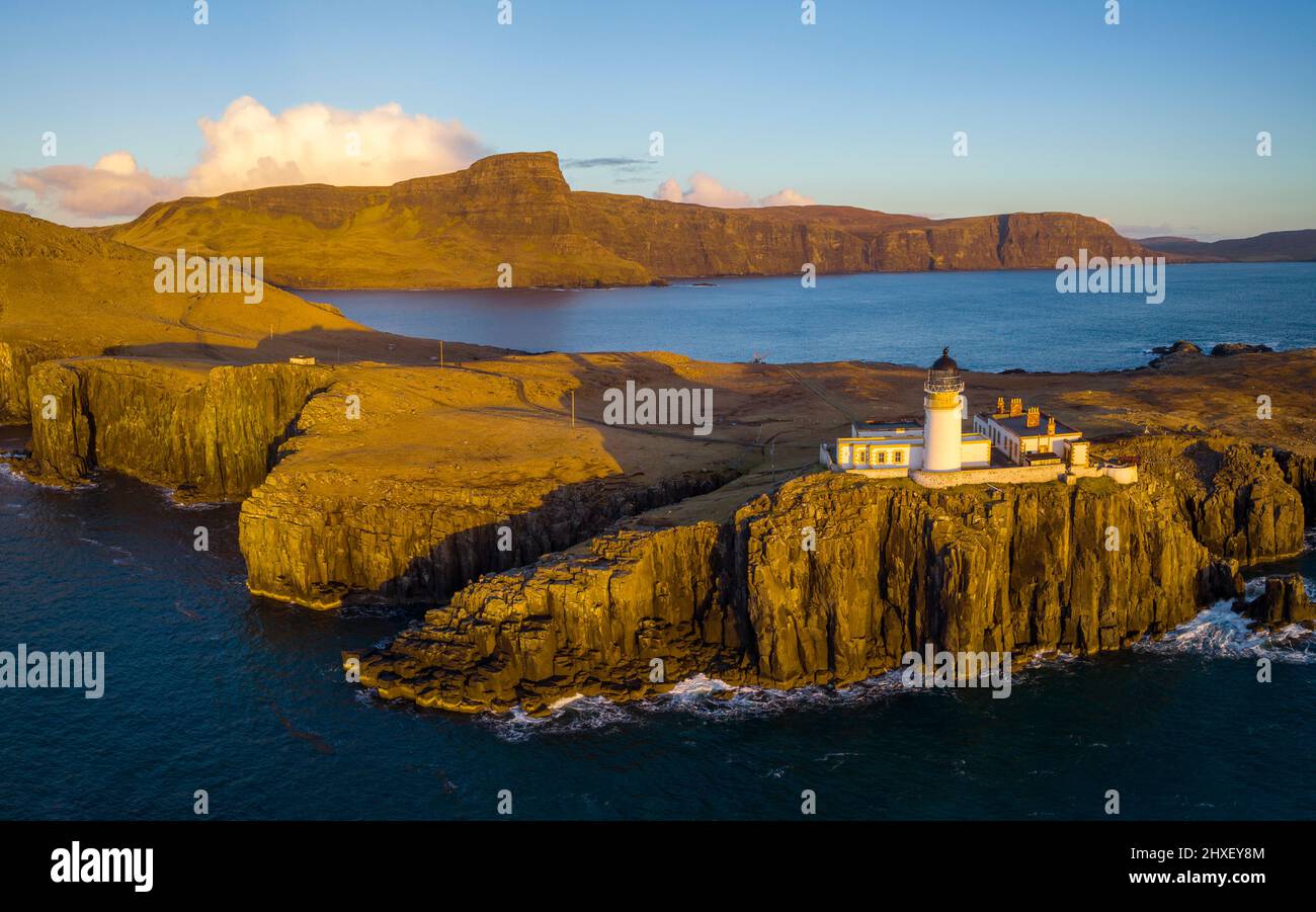 Vista aerea dal drone del faro di Neist Point sull'isola di Skye, Scozia, Regno Unito Foto Stock