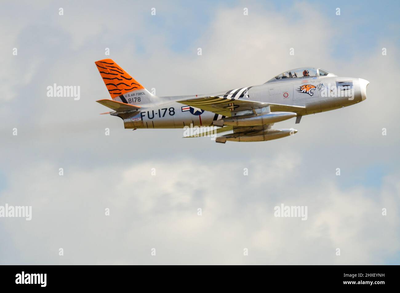 F-86A nordamericano Sabre jet plane vintage. United States Air Force 1950s classico caccia jet in Tiger schema volare a un airshow. G-SABR Foto Stock