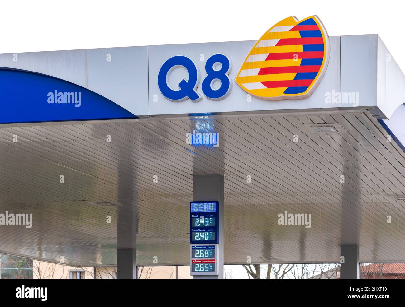 Fossano, Italia - 11 marzo 2022: Q8 logo con visualizzazione dei prezzi dei carburanti in euro con valori elevati per l'aumento del prezzo del petrolio, distributore di benzina di Kuwait Petroleum i Foto Stock